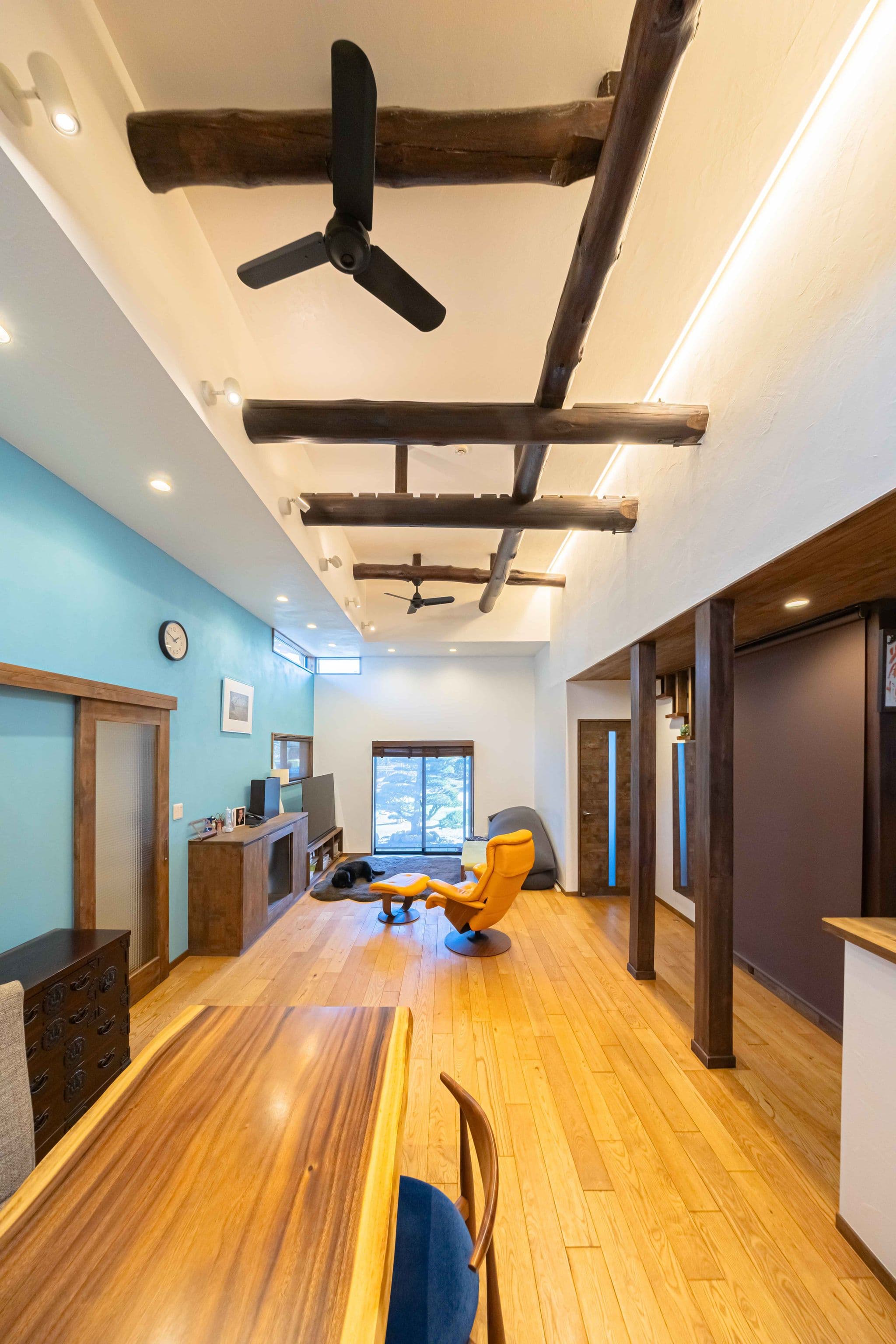 リビングダイニング（ブルー壁）