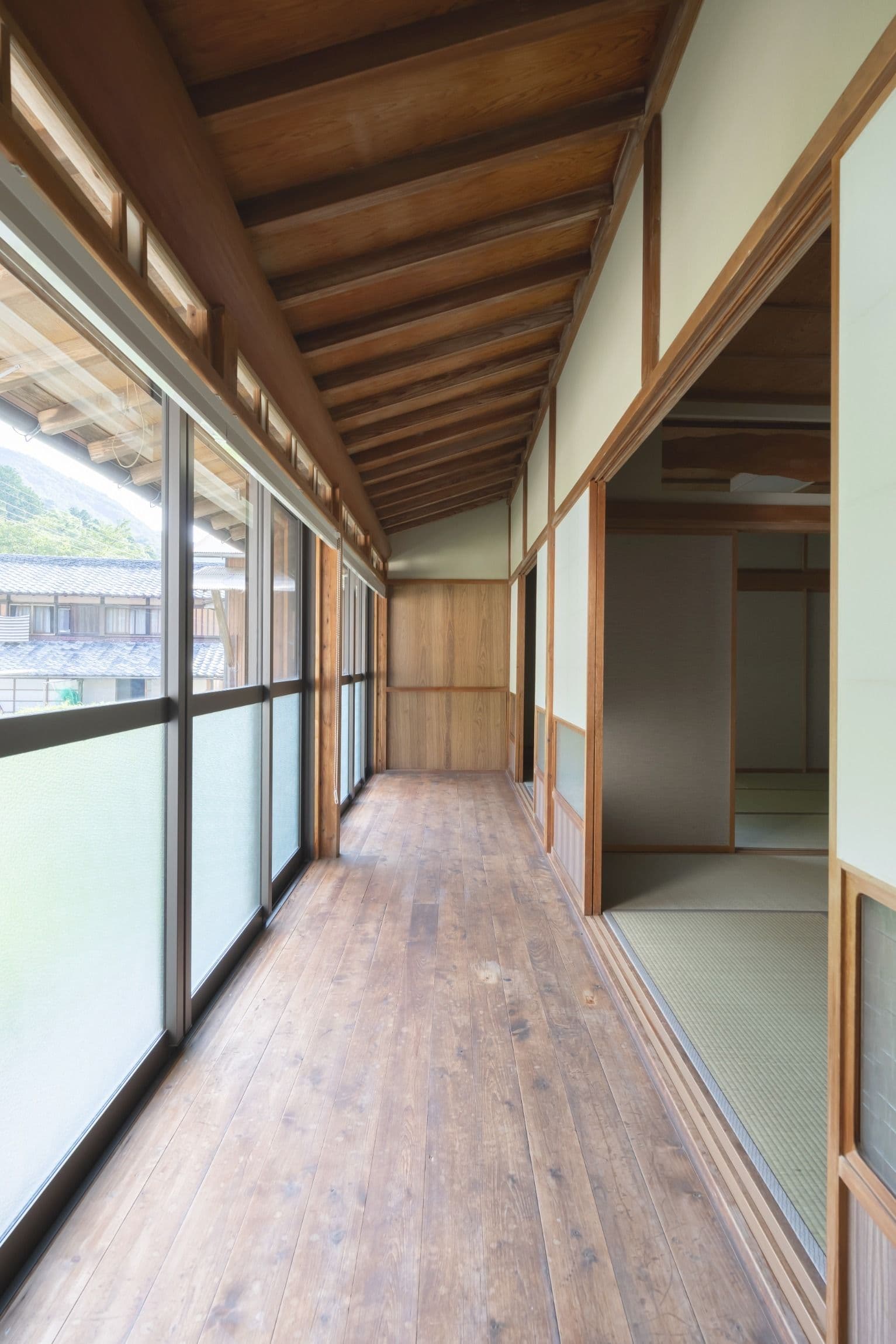 縁側廊下・和室へ続く