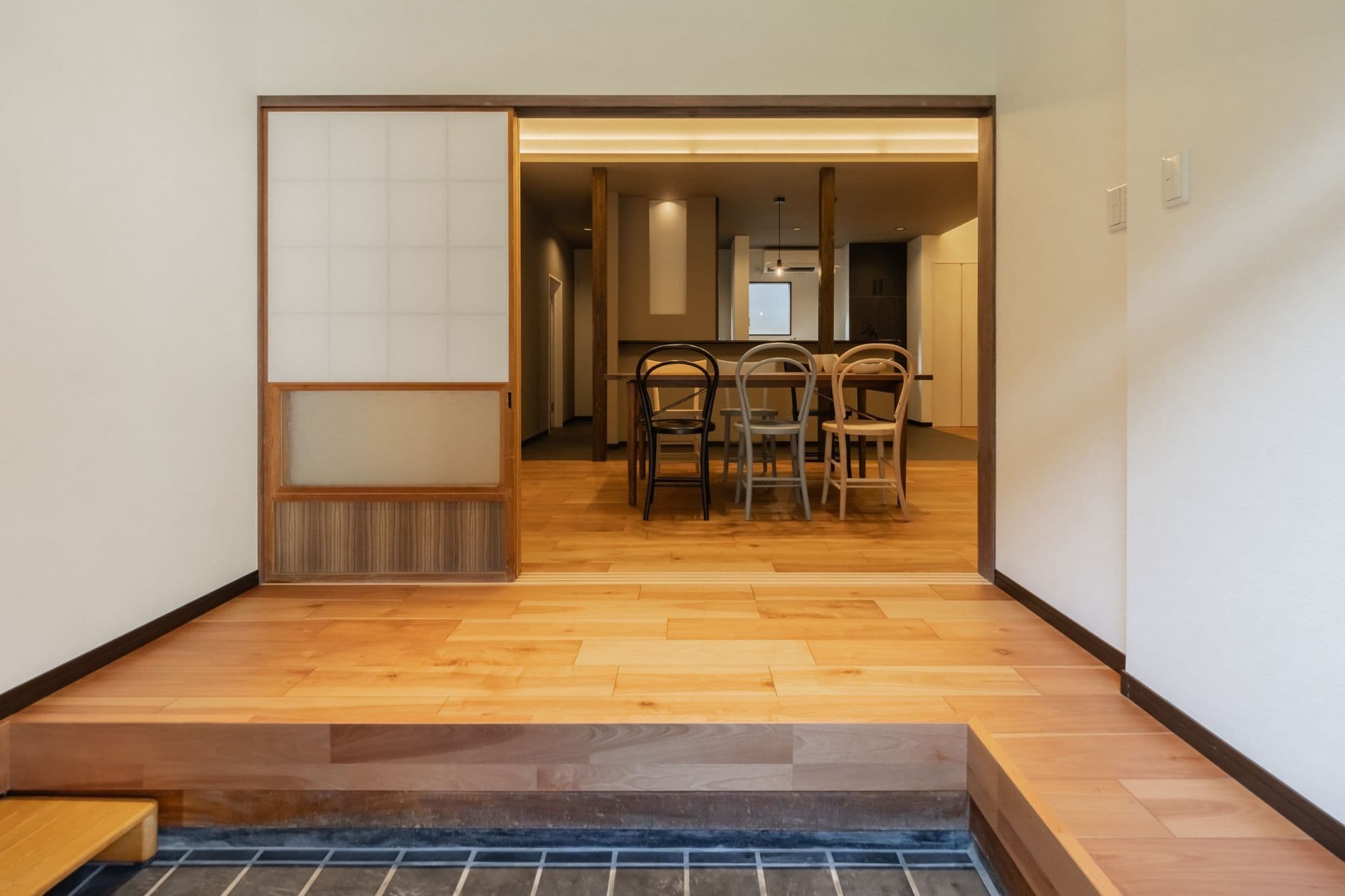 玄関・土間から室内へ