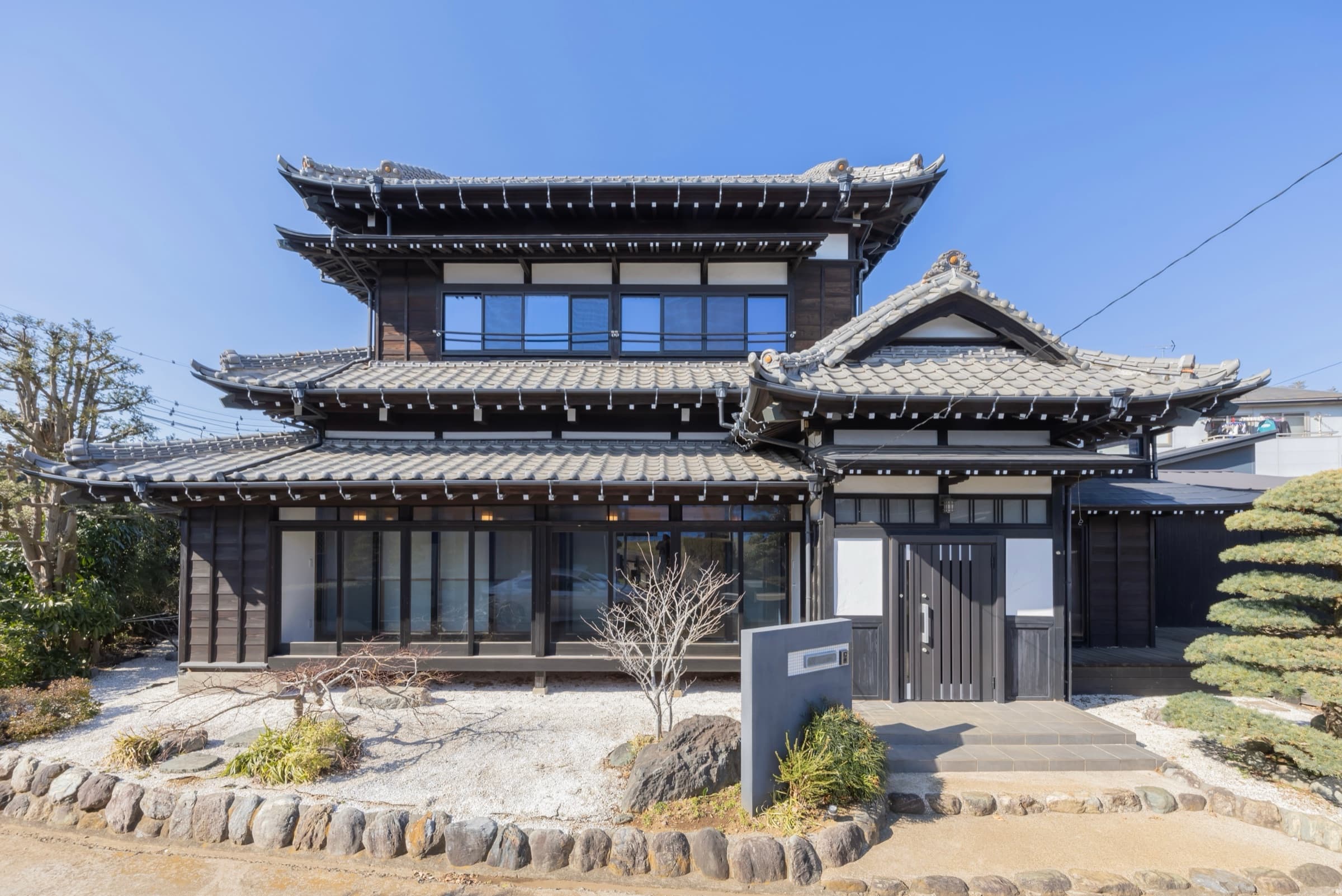 伝統的な日本家屋の外観と庭園