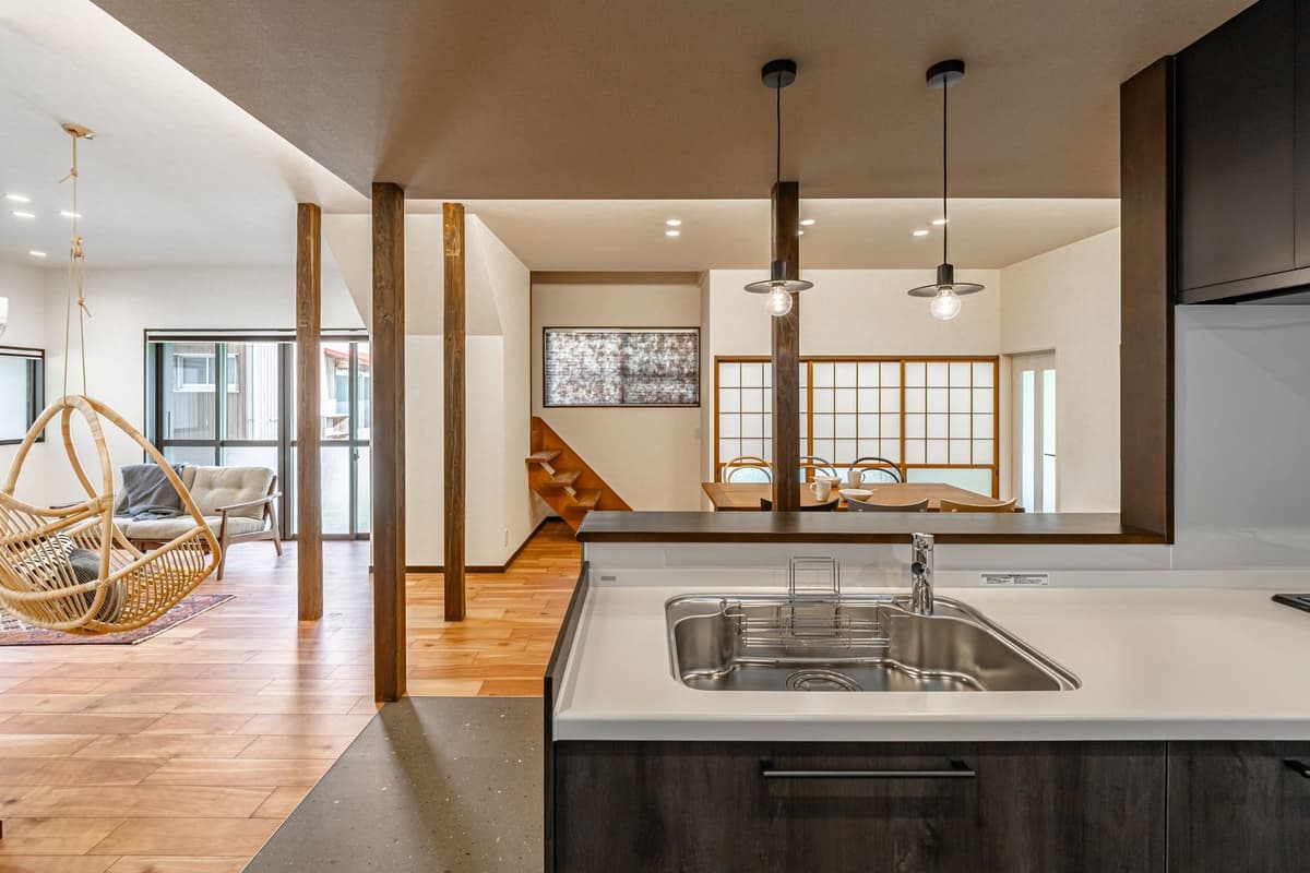 キッチンからリビングを望む