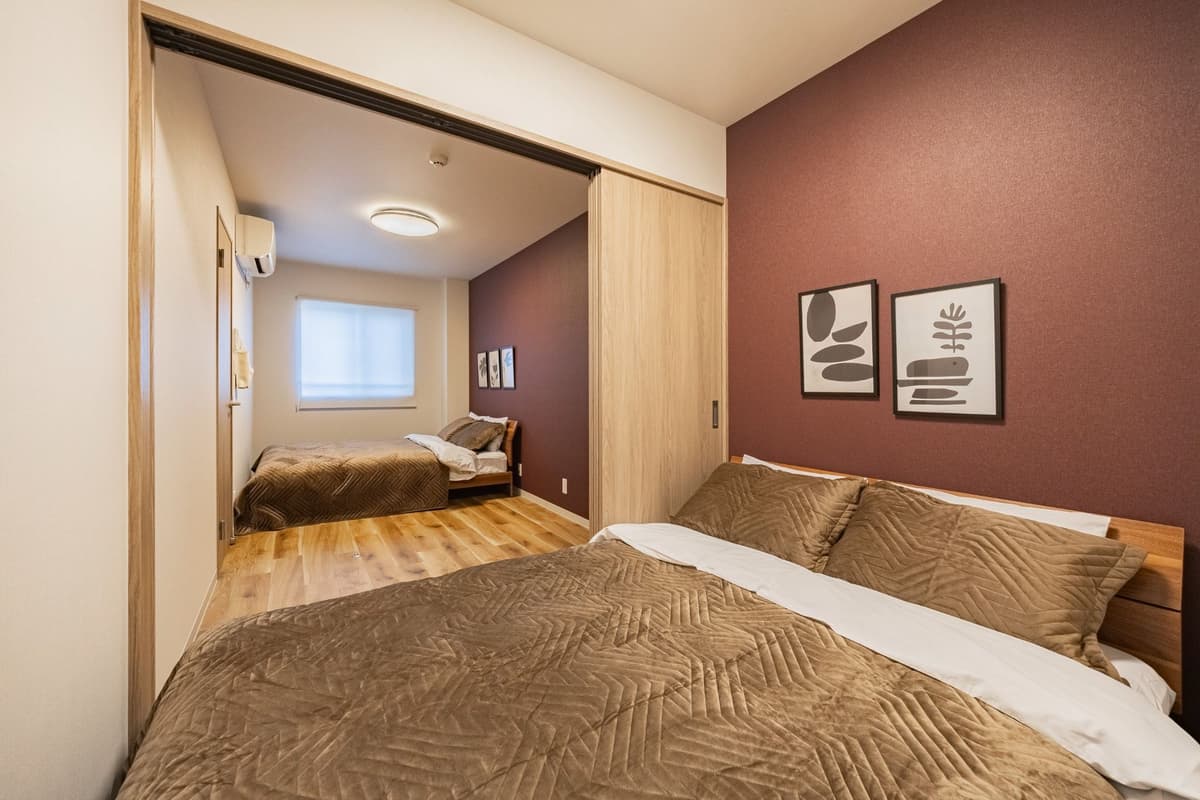 寝室(バーガンディーの壁、2台のベッド)